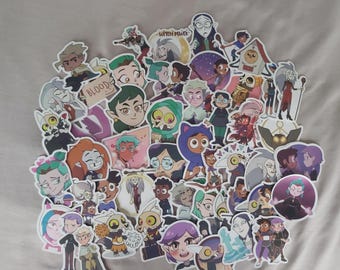 Op de afbeelding: Een verzameling kleurrijke cartoonfiguurtjes stickers met personages uit de animatieserie The Owl House. De stickers bevatten een verscheidenheid aan personages, waaronder de hoofdpersonages Luz, Eda, King en Hooty, evenals andere ondersteunende personages. De stickers zijn gedrukt op hoogwaardig vinyl en zijn perfect voor het versieren van laptops, waterflessen, notitieboekjes en meer.
