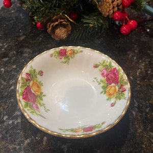 Old Country Roses Royal Albert Bone China 5.3” Coupe cereal bowls