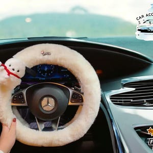 Funda de volante de invierno / Lindo peluche cálido de Pochacco / Diseño de dibujos animados kawaii / Mango antideslizante perfecto / Decoraciones acogedoras para el automóvil