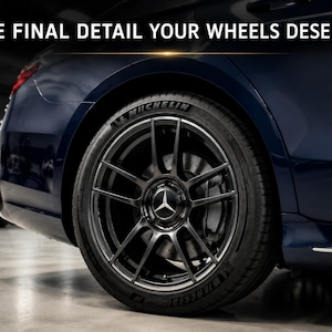Pode incluir: Um carro azul-escuro com uma jante de liga leve preta de raios múltiplos, um centro de jante Mercedes-Benz e um pneu Michelin. O texto THE FINAL DETAIL YOUR WHEELS DESERVE é exibido a branco no topo sobre um fundo escuro.