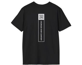 Może przedstawiać: Czarny T-shirt z białym pionowym paskiem z kodem QR i tekstem "COURAGE OVER COMFORT".
