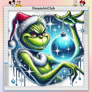 Puede incluir: Un personaje de dibujos animados verde con un gorro de Papá Noel y sosteniendo un adorno azul. La imagen tiene un tema de vacaciones de invierno con un fondo estrellado y el texto "DreamArtClub".