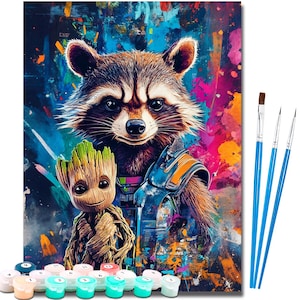 Könnte beinhalten: Ein Malen-nach-Zahlen-Set mit einem Waschbären und einem Groot-ähnlichen Charakter vor einem farbenfrohen, abstrakten Hintergrund. Das Set enthält Farbtöpfe, Pinsel und eine Leinwand mit den Figuren. Der Waschbär hat braunes Fell und der Groot-ähnliche Charakter ist aus Holz.