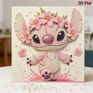 Könnte beinhalten: Ein quadratisches Diamant-Malset mit einem hellrosa Wesen mit großen dunklen Augen, geschmückt mit einer Krone aus rosa Blumen. Das Design enthält verstreute perlenartige Steine und einen rosa Spritzereffekt an der Basis, mit dem Text 2D Flat.