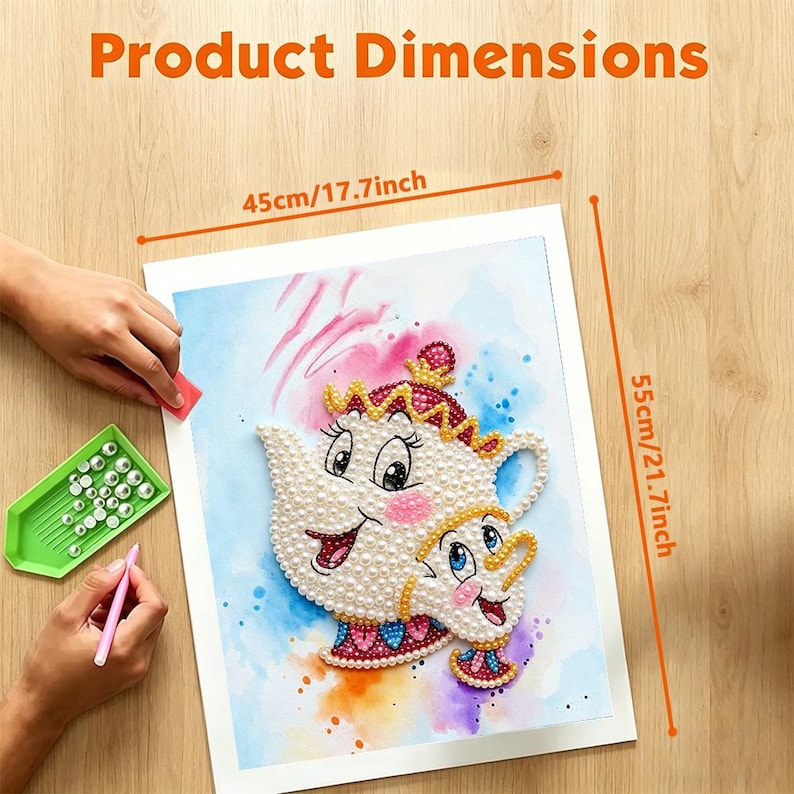 K&ouml;nnte beinhalten: Ein Diamond-Painting-Set mit einem Teekannen- und Tassenmotiv aus wei&szlig;en perlenartigen Steinen, das 45 cm mal 55 cm misst. Das Set enth&auml;lt eine gr&uuml;ne Ablageschale mit Steinen, einen rosa Applikatorstift und eine bedruckte Leinwand.