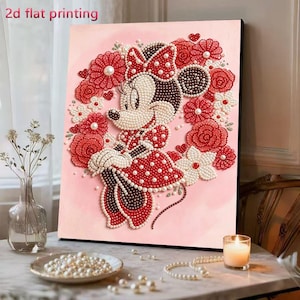 Könnte beinhalten: Ein Diamond Painting Set mit einer Zeichentrickmaus in einem rot gepunkteten Kleid, umgeben von einem Kranz aus roten und weißen Blumen auf hellrosa Hintergrund. Der Text 2d flat printing ist in der oberen linken Ecke zu sehen.