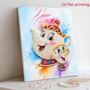 K&ouml;nnte beinhalten: Eine quadratische Leinwand mit einem 2d flat printing Motiv einer Teekanne und einer Teetasse, verziert mit wei&szlig;en, rosa und roten Perlen. Der Hintergrund ist ein Aquarell in Blau, Rosa und Orange. Der Text 2d flat printing steht oben rechts.