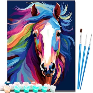 Op de afbeelding: Een paint-by-numbers kit met een kleurrijk paardenportret. Het kunstwerk toont de kop van een paard met een vloeiende manen in tinten blauw, paars, oranje en roze. Inclusief verfpotten, penselen en een canvas met genummerde secties.