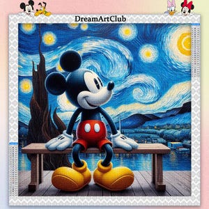 Puede incluir: Mickey Mouse está sentado en un banco de madera, mirando hacia arriba a un cielo nocturno estrellado. El cielo es azul con nubes blancas que se arremolinan y estrellas amarillas. El banco está frente a un cuerpo de agua con una ciudad en el fondo.