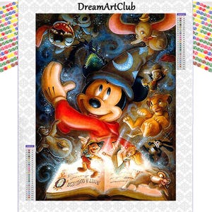 Op de afbeelding: Een kleurrijke illustratie van Mickey Mouse als tovenaar, die een boek openhoudt met magische vonken. Andere personages zoals een leeuw, een hond en een vogel vliegen om hem heen. De tekst op het boek luidt "Geloof in magie".