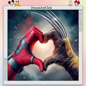 Puede incluir: Una mano de superhéroe roja y negra y una mano de superhéroe marrón y amarilla formando un corazón. La mano marrón tiene garras. El fondo es azul oscuro con chispas rojas y amarillas.