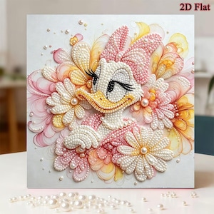 Könnte beinhalten: Ein quadratisches Diamond-Painting-Set mit einer weißen Entenfigur mit rosa Schleife, umgeben von stilisierten Blumen in Rosa-, Gelb- und Weißtönen. Das Design besteht aus kleinen, runden, reflektierenden Perlen. Der Text 2D Flat ist sichtbar.