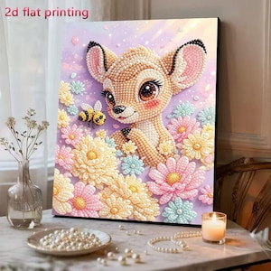 Könnte beinhalten: Ein Diamant-Malset mit einem Rehkitz, umgeben von pastellfarbenen Blumen und einer kleinen Biene. Das Kunstwerk hat einen flachen 2D-Druckstil mit einem hellvioletten Hintergrund. Das Bild zeigt eine detaillierte Perlenstruktur im gesamten Design.