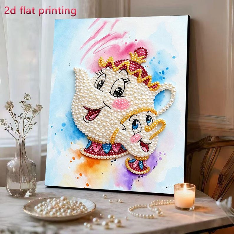 K&ouml;nnte beinhalten: Ein Diamant-Malset mit einer Teekanne und einer Teetasse, verziert mit perlenartigen Steinen auf einem Aquarellhintergrund. Das Bild zeigt den Text 2d flat printing in der oberen linken Ecke und besticht durch ein Design in Rosa, Blau und Gelb.