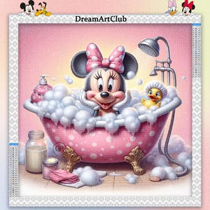 Könnte beinhalten: Eine rosa-weiße Badewanne mit einer Zeichentrick-Minnie Maus, die ein Bad nimmt. Minnie Maus trägt eine rosa Schleife und hat eine rosa-weiße Badewanne mit Punkten. In der Wanne mit Minnie Maus befindet sich eine gelbe Ente.