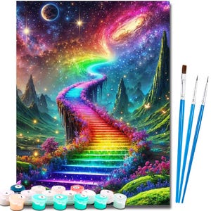 Puede incluir: Un kit de pintura por números con un paisaje de fantasía vibrante y colorido. La imagen representa una escalera de arcoíris que conduce a una galaxia, con montañas y un cielo estrellado. Incluye botes de pintura y tres pinceles con mango azul.
