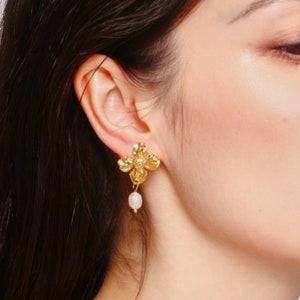 Petal Pearl Earrings/Pearl Flower Petal Drop Earrings/Wedding Flower Earrings/Gold Flower Petal Earrings/Bridesmaids Earring/Gift For Her