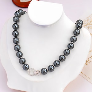Schwarze Muschelperlenkette: 12 mm grosse echte Pfauenperle, verstellbar