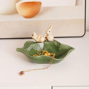 Ceramic Leaf Bunny Jewelry Plate Animal Trinket Tray Green Leaf Trinket Dish with Ceramic Rabbit NatureInspired Jewelry Holder Elegant Decor