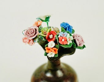 Handmade Ceramic Daisy Flower: Elegant Floral Arrangement