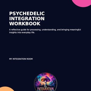 Op de afbeelding: Een donkerblauw werkboek getiteld PSYCHEDELIC INTEGRATION WORKBOOK met de ondertitel A reflective guide for processing, understanding, and bringing meaningful insights into everyday life. Het bevat de tekst MY INTEGRATION ROOM en een cirkelvormig logo.