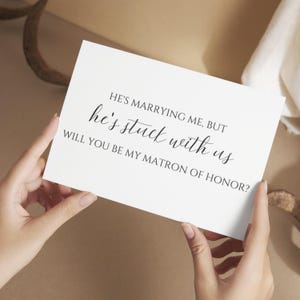 Hij trouwt met mij, maar hij blijft bij ons -Will You Be My Maid of Honor, bruidsmeisje, bruidsmeisje voorstelkaart, matrone of Honor, bruidsfeest