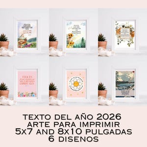 Könnte beinhalten: Sechs gerahmte Kunstdrucke mit inspirierenden Zitaten und floralen oder Landschaftsdesigns. Die Drucke befinden sich in weißen Rahmen und werden mit kleinen Topfpflanzen und dekorativen Objekten präsentiert. Der Text auf den Drucken lautet "FELICES LOS QUE RECONOCEN SUS NECESIDADES ESPIRITUALES". Das Bild enthält auch den Text "TEXTO DEL AÑO 2026 ARTE PARA IMPRIMIR 5X7 AND 8X10 PULGADAS 6 DISENOS".