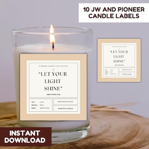 Puede incluir: Un conjunto de 10 etiquetas para velas con fondo beige y texto marrón. Las etiquetas presentan la frase "Deja que tu luz brille" con la referencia bíblica "Mateo 5:16". Las etiquetas están diseñadas para una colección de velas e incluyen las palabras "Pioneer Candle Collection" y "El amor de Jehová".