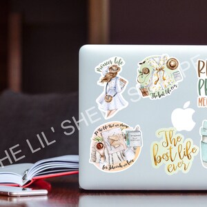 Peut inclure: Un ensemble de six autocollants illustrant une femme en robe, une tasse de caf&eacute; et du texte qui dit "Pioneer Life", "The Best Life Ever", "Read Pray Meditate", et "Pioneer Fuel".