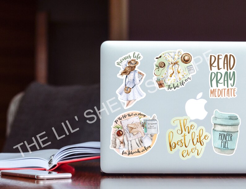 Peut inclure: Un ensemble de six autocollants illustrant une femme en robe, une tasse de caf&eacute; et du texte qui dit "Pioneer Life", "The Best Life Ever", "Read Pray Meditate", et "Pioneer Fuel".