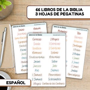 Peut inclure: Trois feuilles d'autocollants avec du texte en espagnol, répertoriant les livres de la Bible. Les autocollants sont de différentes couleurs et polices. Le texte supérieur indique "66 Livres de la Bible, 3 Feuilles d'autocollants."