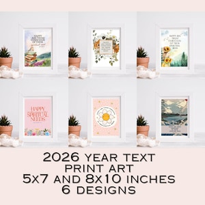 Könnte beinhalten: Sechs gerahmte Kunstdrucke mit inspirierenden Zitaten und floralen oder Landschaftsdesigns. Die Drucke sind in weißen Rahmen und in den Größen 12,7 x 17,8 cm und 20,3 x 25,4 cm erhältlich. Der Text "2026 YEAR TEXT PRINT ART" befindet sich unten.