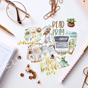 Peut inclure: Une illustration num&eacute;rique d'un collage de stickers en forme de c&oelig;ur sur un th&egrave;me religieux. Les autocollants repr&eacute;sentent une femme lisant un livre, un ordinateur portable avec les lettres "JW" sur l'&eacute;cran, une tasse de caf&eacute;, une plante et les mots "Confiance en J&eacute;hovah", "Lire Prier", "La meilleure vie de tous les temps" et "Continuez donc &agrave; chercher d'abord le royaume".