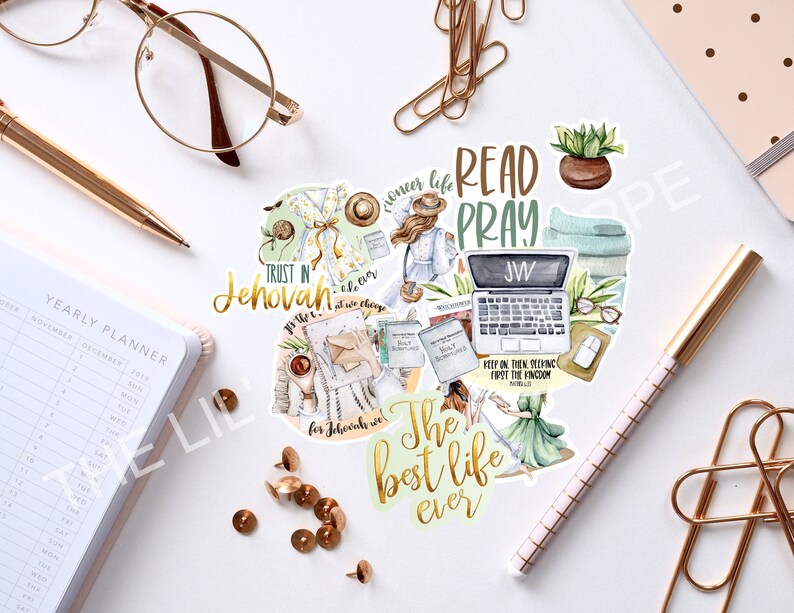 Peut inclure: Une illustration num&eacute;rique d'un collage de stickers en forme de c&oelig;ur sur un th&egrave;me religieux. Les autocollants repr&eacute;sentent une femme lisant un livre, un ordinateur portable avec les lettres "JW" sur l'&eacute;cran, une tasse de caf&eacute;, une plante et les mots "Confiance en J&eacute;hovah", "Lire Prier", "La meilleure vie de tous les temps" et "Continuez donc &agrave; chercher d'abord le royaume".
