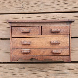 Poupée en bois vintage taille commode/Mini commode/rangement de comptoir/boîte à bijoux/commode de poupée antique/petite commode pour bibelots/maison de poupée