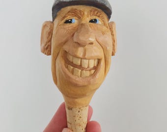 Bouchon de vin d'art populaire sculpté à la main, bouchon de bouteille en bois, décor de bar rustique de l'Alaska signé