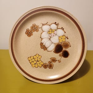 Assiettes à dîner vintage, édition « Brown Sugar » en grès/plats Yamaka/plats à fleurs/ensemble de vaisselle en grès/plats en grès à fleurs/assiettes brunes