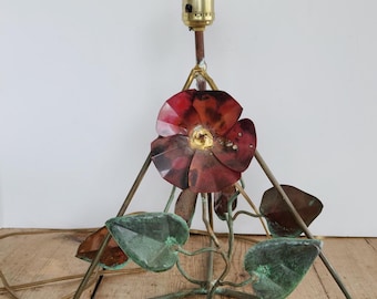 Vintage handgemachte gemischte Metallblumenlampe, skulpturale Kunstlampe, Kupferblattbeleuchtung, Messingblumentischlampe, Landhausdekor