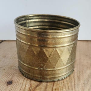 ダイヤモンドとストライプ模様のヴィンテージの小型真鍮製室内用プランター/インド製真鍮製プランター/古びた緑青のヴィンテージ真鍮製ポット