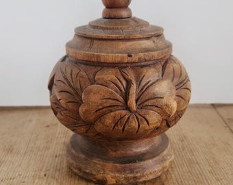 ヴィンテージ風手彫り木製小物入れ、素朴な花柄の蓋付き皿、ボヘミアン風祭壇装飾、フォークアート収納