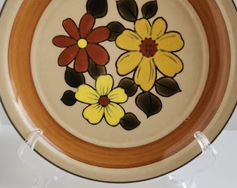 美しいヴィンテージストーンウェアプレート（デイジーと蝶が描かれてい