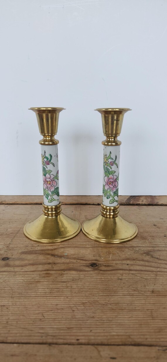ヴィンテージの手描き磁器と真鍮のキャンドルスタンド/花柄 ヴィンテージの手描き磁器と真鍮のキャンドルスタンド/花柄