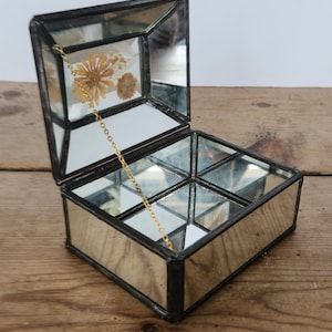 Vintage Leaded Mirror Glass Jewelry Box with Dried Flowers/Mirrored Box/Mirror Box/Small Storage Box/Trinket Box/Decorative Floral Box/Boxes