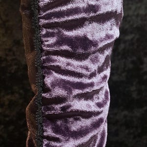 Orchid LAVENDER Velvet Armstulpen mit schwarzer Spitze - fingerlose Stulpen aus Stretch-Samt mit Daumenloch für tolle Passform, Einzelstück! Erwachsener O / S