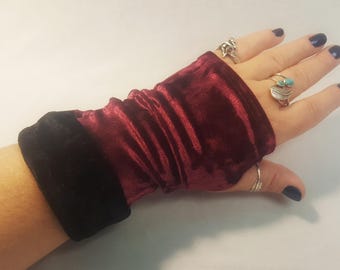 Rode korte fluwelen armwarmers met zwarte ruches - stretch fluwelen vingerloze handschoenen met gegolfde manchet. ONE-of-a-Kind!