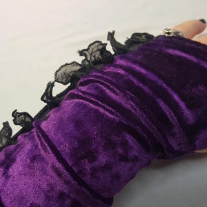 LILA Samt & SCHWARZE Spitze GOTHIC Punk Armstulpen- Plüsch Stretch Samt mit Daumenloch für tolle Passform, fingerlose Handschuhe Erwachsene O / S, hergestellt in Ca