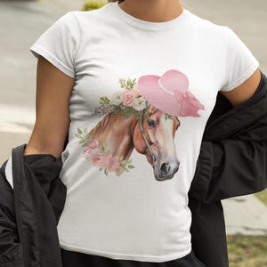 馬好きのTシャツ、馬術Tシャツ、ダービーデーギフト、動物好きのシャツ、彼女へのギフト、馬好きへのギフト、花柄馬Tシャツ、