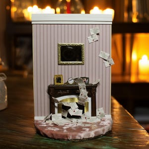 Scena con lettere – Decorazione per camino in miniatura con mago