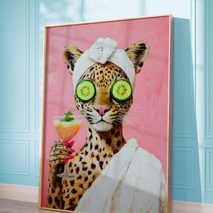 Leopard Gal with Cocktail, DRUCKBARE Wandkunst, Maximalistisches Ölgemälde, Trendige Wandkunst, Dopamin Poster, Badezimmer Kunstwerk, Hell Eklektisch