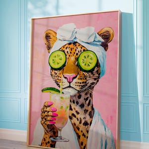 Bebida de leopardo relajante, arte mural IMPRIMIBLE, pintura al óleo maximalista, arte mural de moda, póster preppy rosa, baño, chica elegante, retro divertido